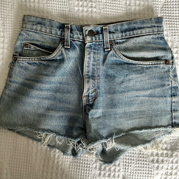 Vintage Levi’s Shorts - Picture 3 of 3